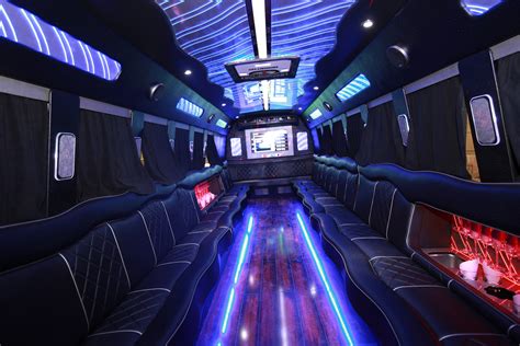 reasons  hire  party bus   london night  swift travel