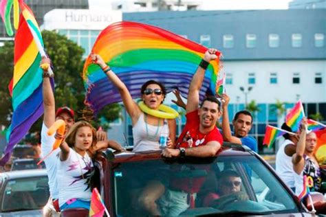 una caravana arcoíris recorre santo domingo por derechos del colectivo