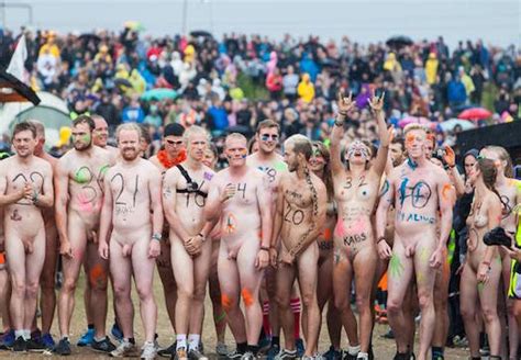 billeder fra nøgenløbet på roskilde festival