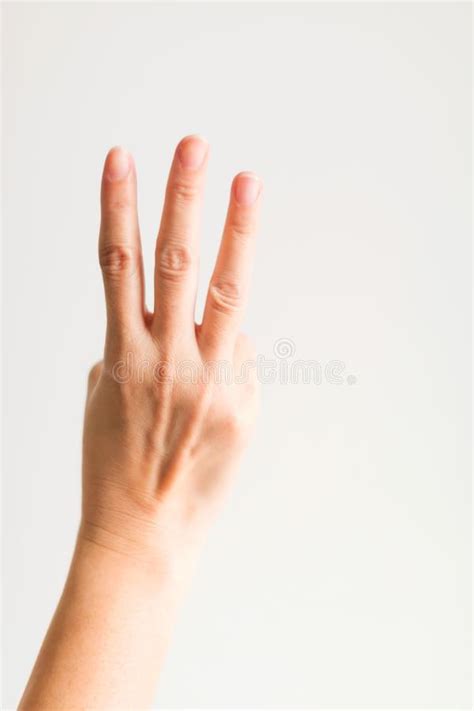 een hand die drie vingers voor het tellen van drie tonen stock foto image  tellen vervagen