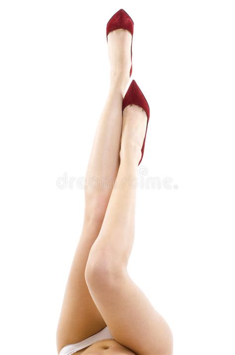 pattes femelles sexy attrayantes avec de hauts talons photo stock