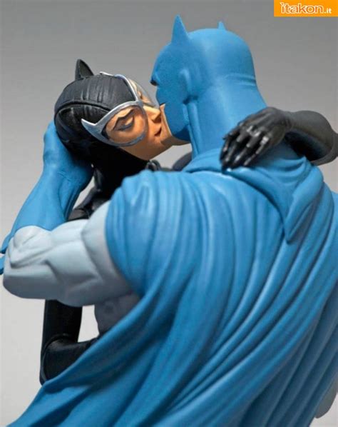 Batman Hush Batman And Catwoman Kiss Statue 13 Itakon It