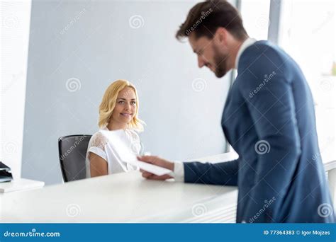 de vrouwelijke receptionnist bekijkt knappe zakenman stock afbeelding image  elegantie