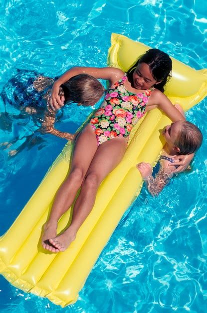 ninas jugando en la piscina foto premium