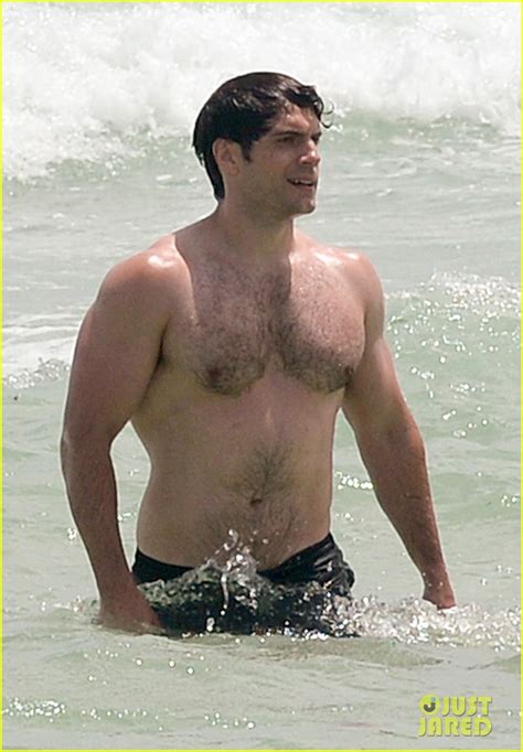 henry cavill bares his buff superman body at the beach photo 3745488