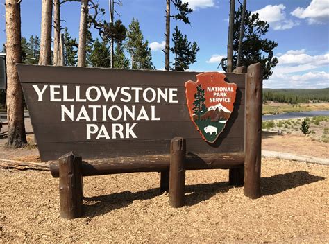 iconic entrance sign  yellowstone national park   popular
