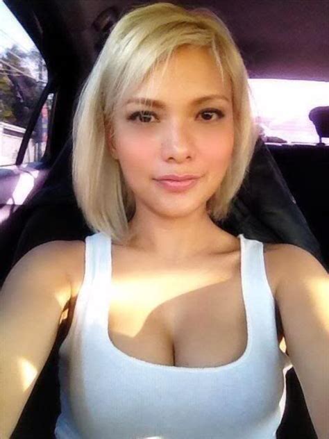 beautiful cute amateur teen blonde selfshot car white tanktop cleavage browneyes