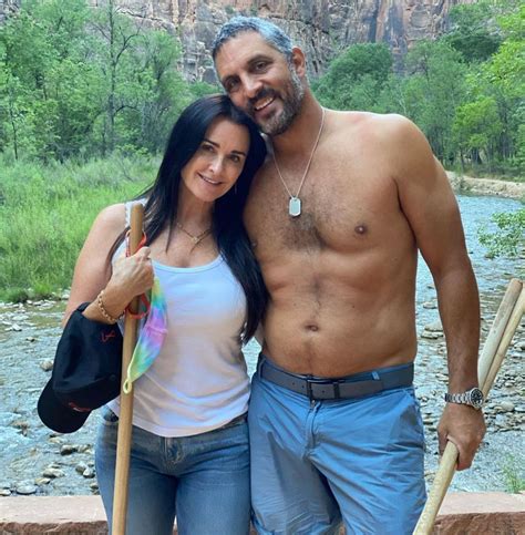 rhobh star kyle richards reacts to mauricio umansky spinoff rumors