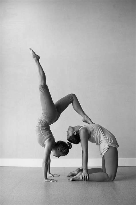 acro yoga  sport  art une pratique spirituelle archzinefr