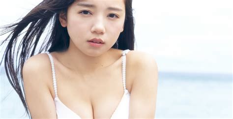 日向坂46・齊藤京子が純白ビキニで美バスト披露、水着姿の新写真公開 マイナビニュース