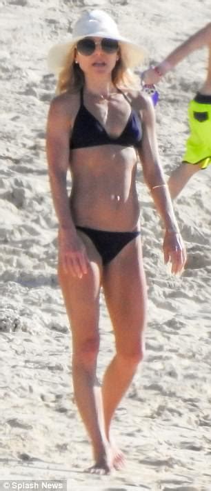 kelly ripa shows off incredible bikini body in the bahamas daily mail