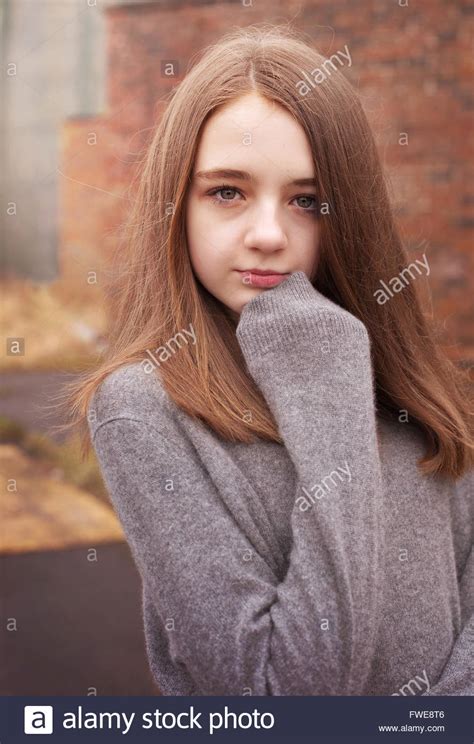 Hübsche Junge Teenager Mädchen In Ihrem Pullover Mit Einem
