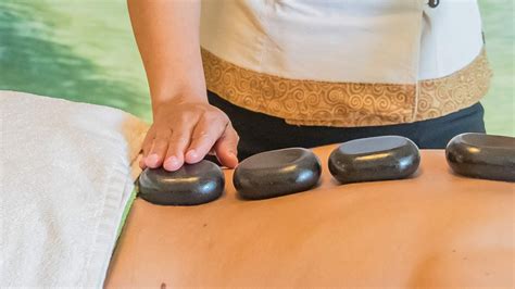 Mit Warmen Steinen Bei Der Hot Stone Massage Entspannen