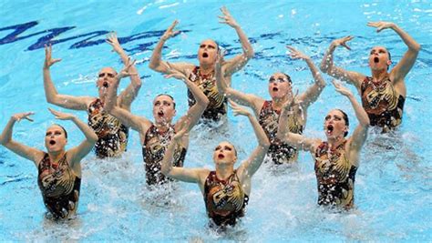 13 Perfectly Timed Photos In Synchronized Swimming Oddee