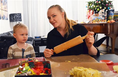 plaetzchen backen mit kindern  style pray love