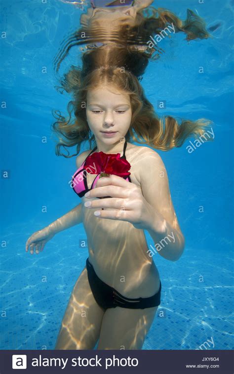 Schöne Teen Girl Posiert Unter Wasser Im Pool Stockfoto