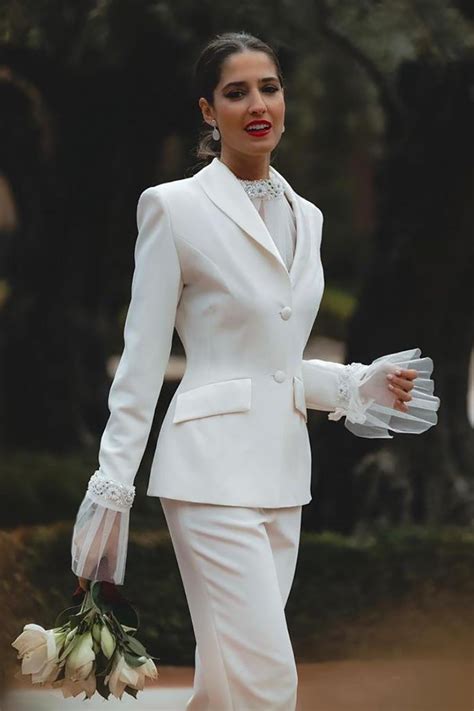 traje de chaqueta  pantalon color blanco  novia civil