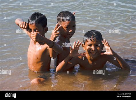 Drei Junge Asiaten Sind Schwimmen Und Das Wasser In Den Mekong Fluss In