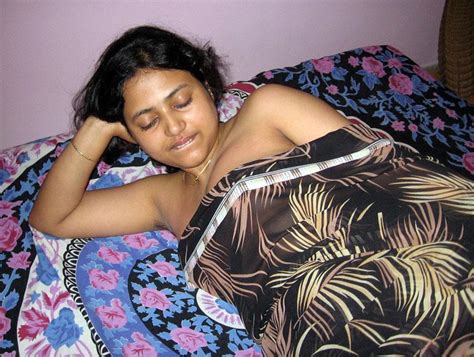 bhabhi ki nangi photo in sari showing nude body