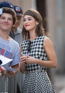 lizzy caplan promotes masters of sex season 3 on jimmy kimmel live daily mail online