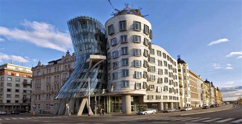 dit  een gebouw  praag gemaakt door de architect frank gehry hij werd geinspireerd door