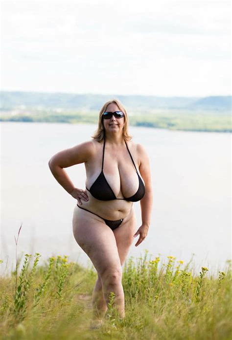 Огромные сиськи толстушки в мини бикини 12 фото порно