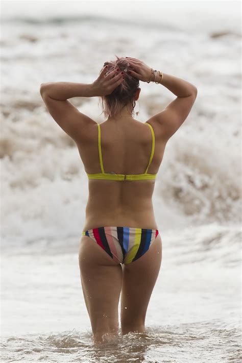 hilary duff showing off her round bikini ass at the beach pichunter