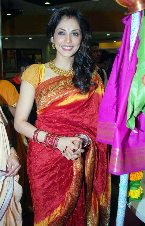 beautiful tamil actress isha koppikar photos in saree south indian stills