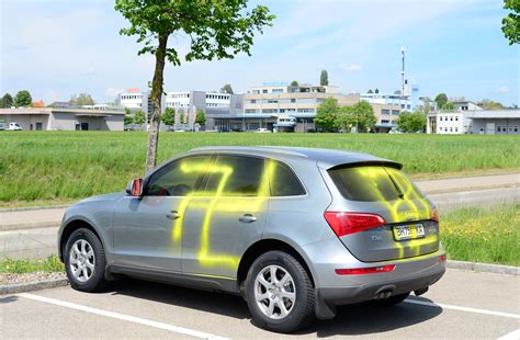 vandalismus  winterthur unbekannte beschmieren ukrainisches auto mit  symbol und