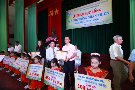 C P Việt Nam Trao Học Bổng Cho Hơn 500 Em Học Sinh Sinh Viên Thị