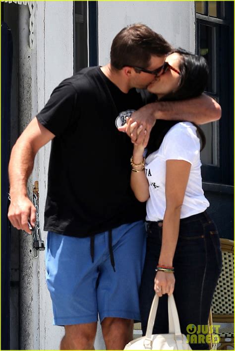 Olivia Munn And Aaron Rodgers Dating Hold Hands After Pda