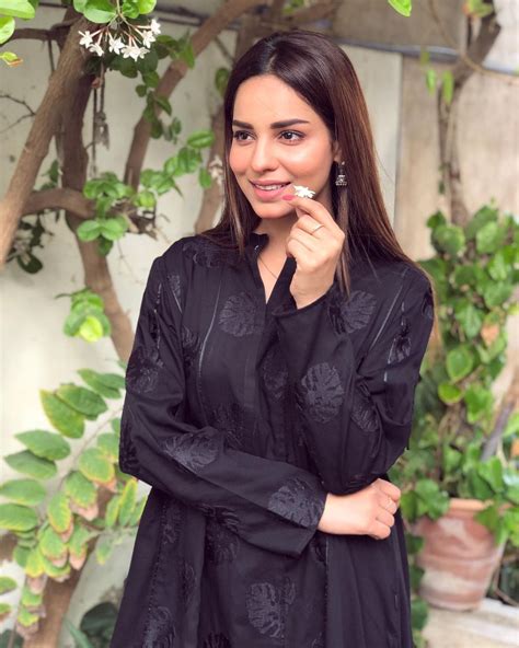 wafa  mol actress sukynah khan   middle   controversy  pakistani dramas