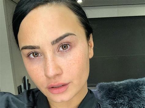 Demi Lovato Shares No Make Up Selfie For First Time In