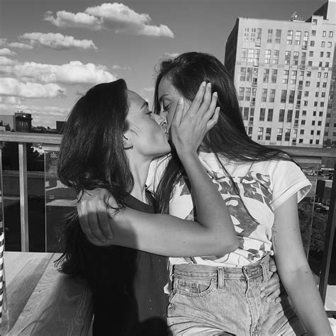 Lesbians Kissing Woman Loving Woman Cute Lesbian Couples Britt Fem