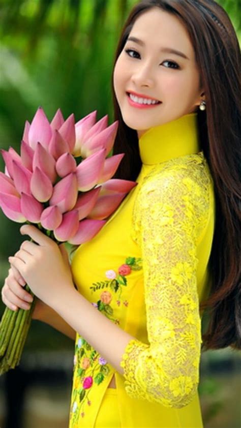 pin von shirina choudhury auf women with the most beautiful flowers