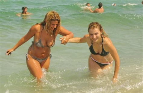 【海外エロ画像】海水浴場でビキニ水着の外国人美女が