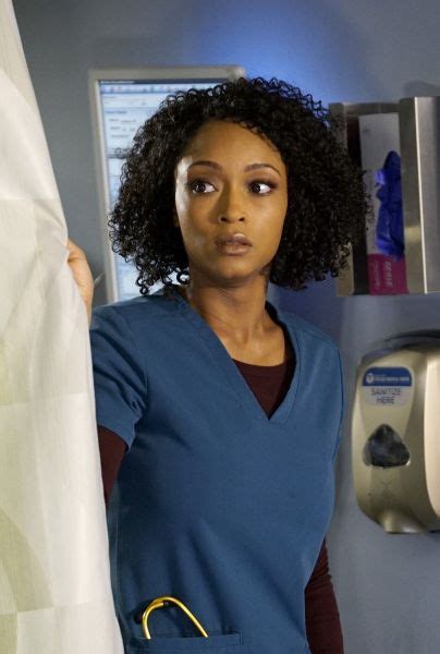 chicago med la actriz de april sexton yaya dacosta sorprende con su