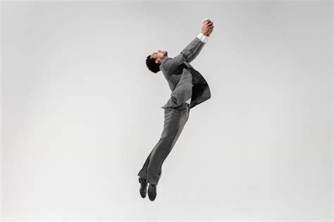 gelukkig zakenman dansen  beweging geisoleerd op witte studio achtergrond flexibiliteit en