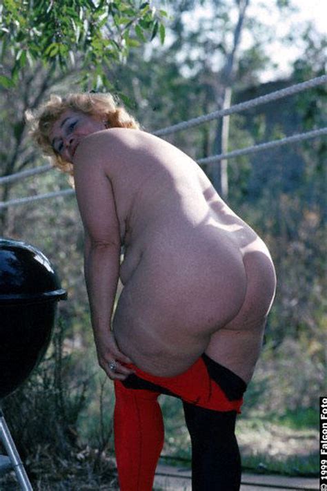mature big butt amateur undressing outdoors picture 11