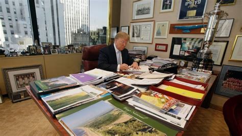 Trumps Desk On Display Clutter And All Cnn Politics