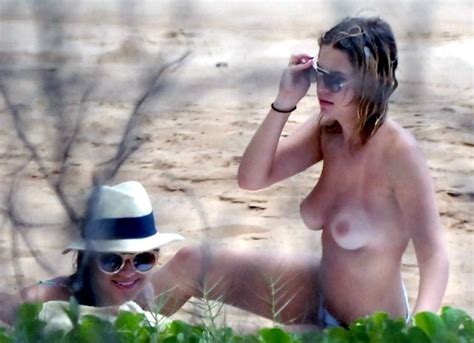 Caiu Na Net Ashley Benson De Spring Breakers Fazendo Topless Na Praia