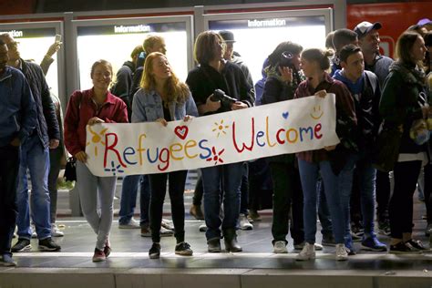Germany Austria Welcome Migrants With Open Arms Cbs News