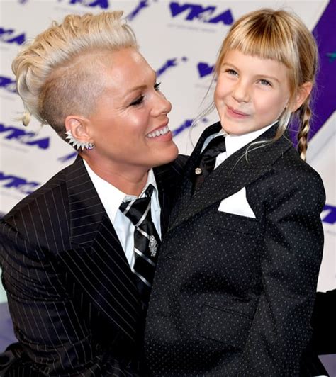 pink carey hart and daughter willow wear matching suits at vmas 2017 us weekly