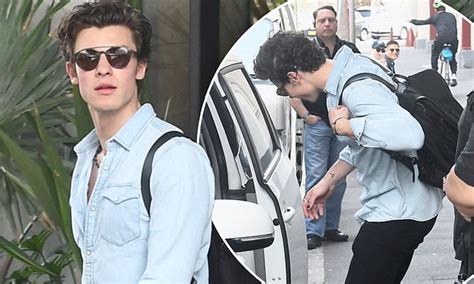 Shawn Mendes Leaves Sydney Hotel Ahead Of Sold Out Concert Daily Mail