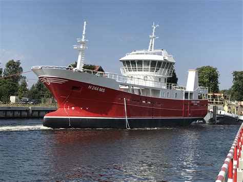 czesciowo wyposazony statek rybacki  stoczni wisla przekazany norwegom