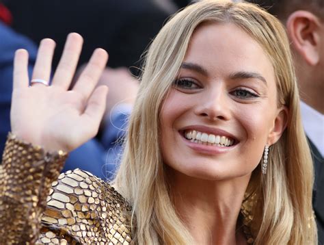 actress australian blonde margot robbie smile woman wallpaper