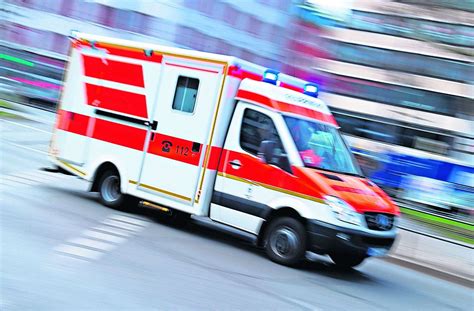 handgreiflich im krankenwagen polizei muss rettungssanitaeter unterstuetzen ilmenau