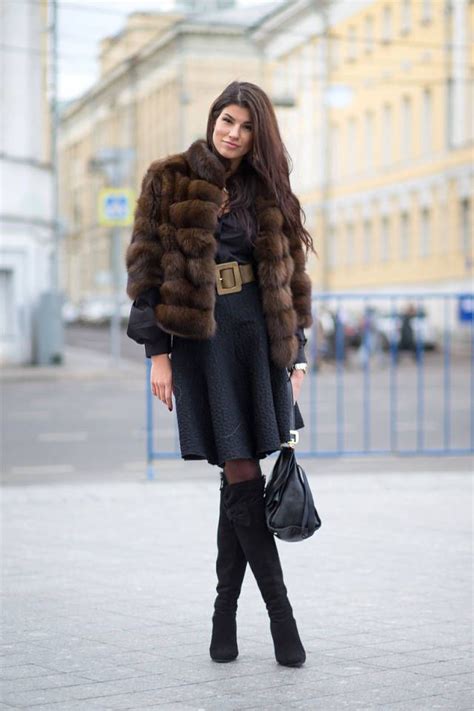 picture of super chic short fur coat outfits to feel warm in winter 17