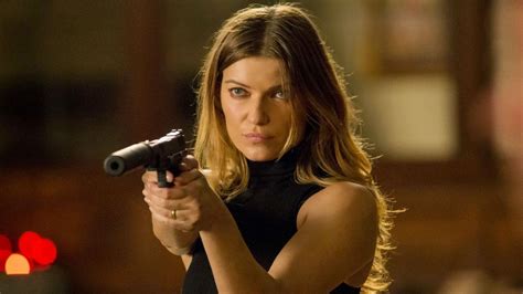 Gotham Banshee S Ivana Milicevic Cast As Catwoman S Mom Ign