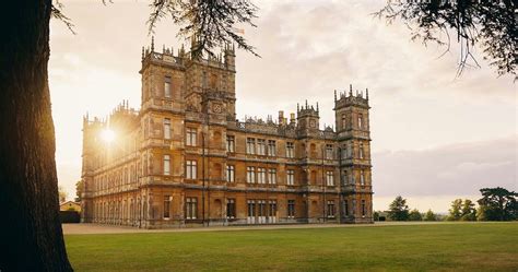 airbnb  offer  stay  downton abbey   night